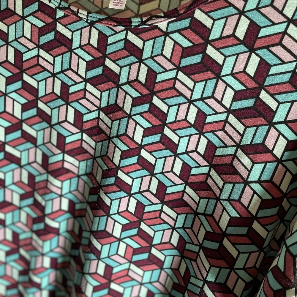 LuLaRoe Women’s Geometric Tunic Top (2XL) - Picture 4 of 5